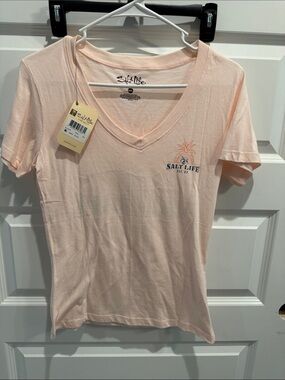 Salt Life Women's V-Neck Tee in Peach